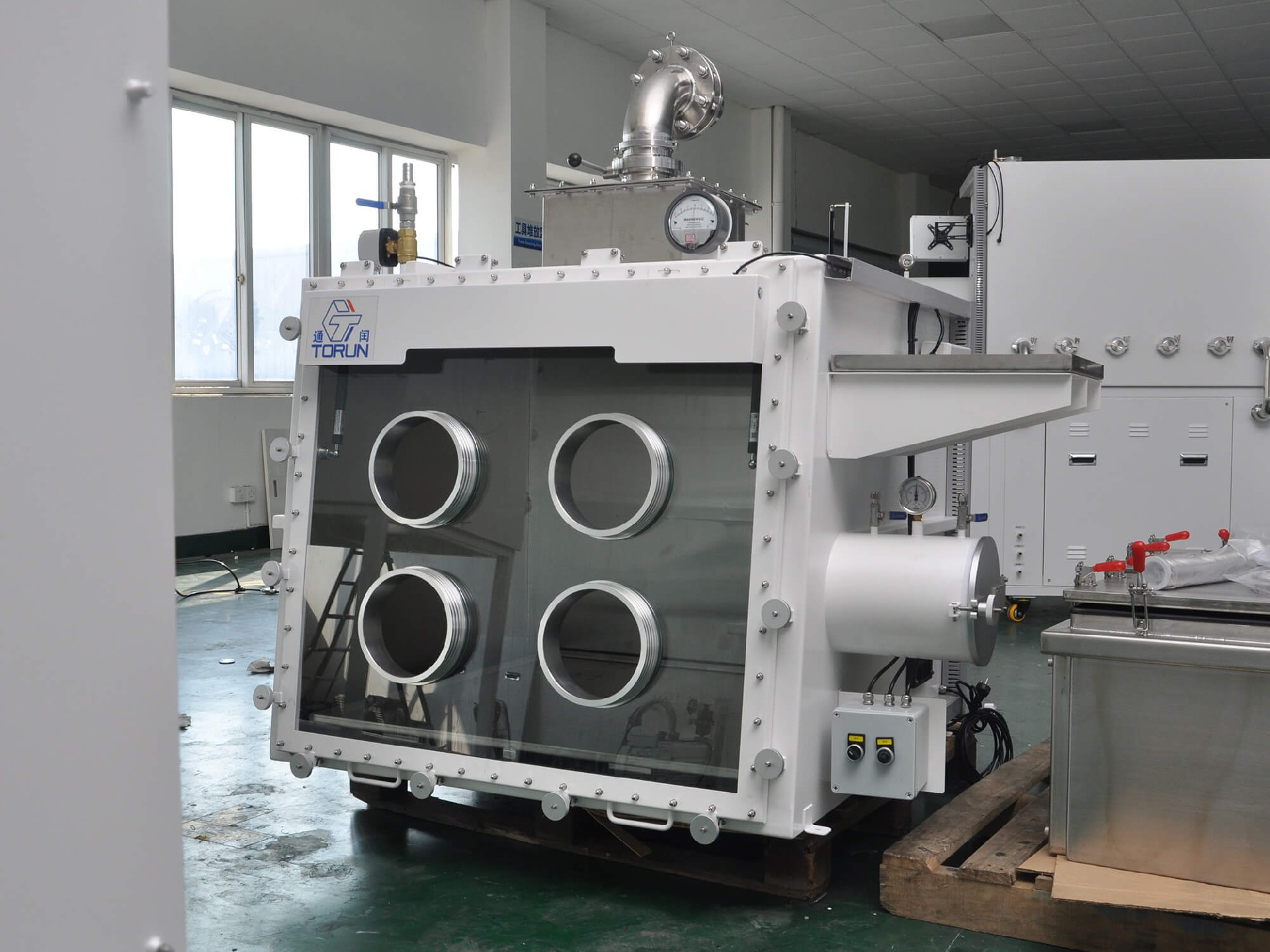 Customized glove box with high-efficiency filter for the pharmaceutical industry
